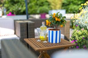 een houten tafel met een fles en een plant erop bij Villa Alternus-apartman Dora in Ičići