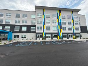 WauseonTru By Hilton Wauseon的建筑物前的空停车场