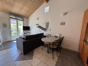 a living room with a couch and a table at ARISTIDE 9 - Agréable maison idéalement située in Fouras