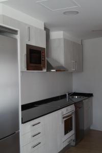 Una cocina o zona de cocina en Apartamento Turístico “El Yugo”