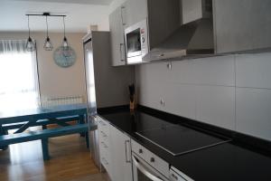 Una cocina o zona de cocina en Apartamento Turístico “El Yugo”