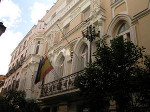 un edificio con una bandiera sul lato di Hostal Goyal Pizarro a Madrid