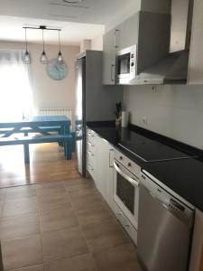 Una cocina o zona de cocina en Apartamento Turístico “El Yugo”