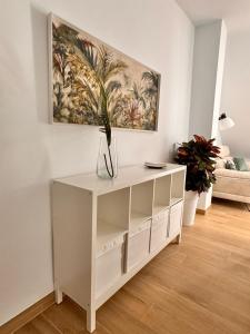 een witte kast met een vaas erop in een woonkamer bij Apartamento Carmen Centro in Nerja