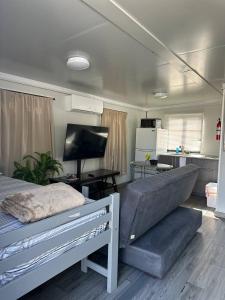 カロリーナにあるLas Casitas de Villageのベッドルーム(ベッド1台、テレビ付)、キッチン