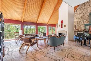 - un salon avec un piano et une table dans l'établissement Domaine de rêve, coeur de forêt de Fontainebleau, à Le Vaudoué