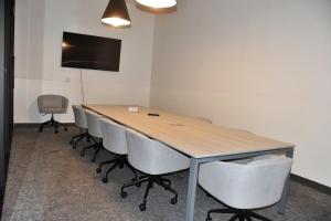 洛杉矶Stylist Downtown LA Gateway- Studio Apt的一间配有木桌和椅子的会议室