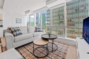 洛杉矶Stylist Downtown LA Gateway- Studio Apt的客厅里有一张沙发和一张桌子。