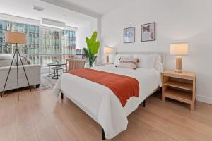 洛杉矶Stylist Downtown LA Gateway- Studio Apt的一间带大床和沙发的白色卧室 更多22张照片