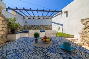 een tafel met een fruitschaal erop bij Stone House ZEN in Grižane