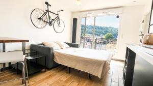 Ένα ή περισσότερα κρεβάτια σε δωμάτιο στο Au Petit Vélo - Parking & Balcon Vienne