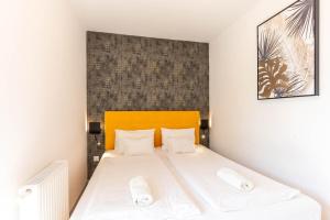 una camera con letto bianco e testiera gialla di Sunset Resort 003 Jacuzzi a Fonyód Altre 21 foto