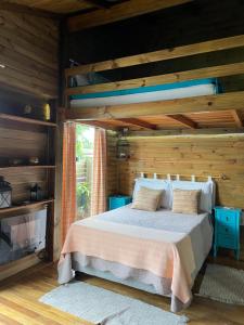Ένα ή περισσότερα κρεβάτια σε δωμάτιο στο cabanas Aconchego dos Canyons