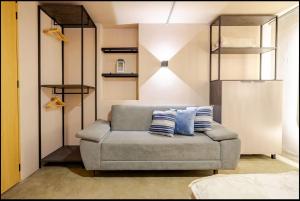 a living room with a couch and some shelves at Casa Mitho in Bogotá