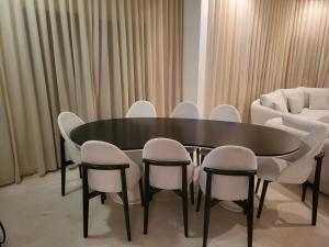 Konferenční prostory v ubytování Villa S6 avec piscine, jardin et jacuzzi + 68 fotografií