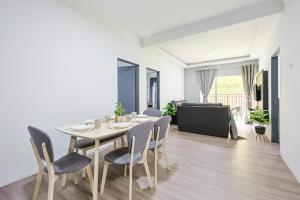 Posezení v ubytování Family-Friendly Retreat 3BR & 3BA Near Attractions Clover Home G23A