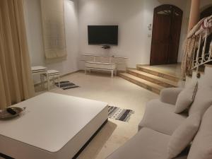 TV a/nebo společenská místnost v ubytování Villa S6 avec piscine, jardin et jacuzzi
