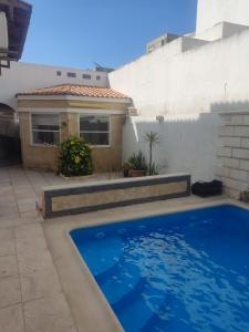 Bazén v ubytování Villa S6 avec piscine, jardin et jacuzzi nebo v jeho okolí