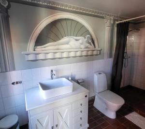 Koupelna v ubytování Hotell Mikaelsgården + 37 fotografií