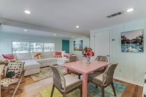 una sala de estar con una mesa y un sofá en The Cabana on the Coast, en Gulfport