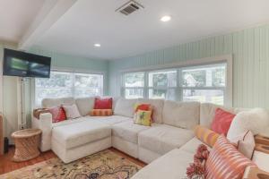 sala de estar con sofá blanco y almohadas coloridas en The Cabana on the Coast, en Gulfport