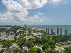 Una vista aérea de una ciudad con edificios y el océano. en The Cabana on the Coast, en Gulfport