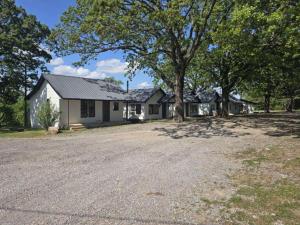 een huis met een grote oprit ervoor bij Cookson Resort - Tenkiller Cabin 2 in Cookson