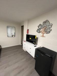 een woonkamer met een tv aan de muur bij Cookson Resort - Tenkiller Cabin 2 in Cookson