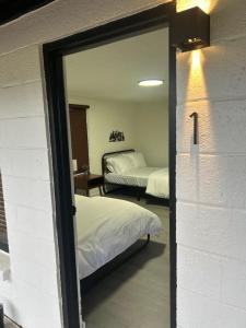 een spiegel in een slaapkamer met 2 bedden bij Cookson Resort - Tenkiller Cabin 3 in Cookson