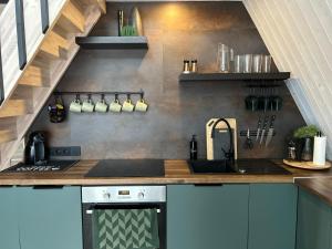 Dapur atau dapur kecil di Pine house with sauna and hot tub