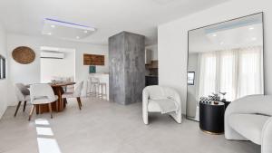 Istumisnurk majutusasutuses Casa Catalina a Modern Family Retreat in Isabela 3BR Home with Jacuzzi