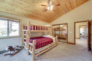 Giường trong phòng chung tại Walkable Big Bear Lake Home with Private Hot Tub!