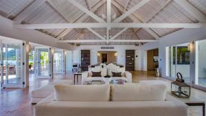 Χώρος καθιστικού στο Beachfront villa with contemporary design
