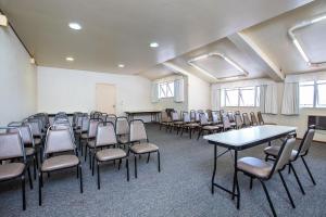 a room with a bunch of chairs and tables at Hotel Suárez Campo Bom in Campo Bom
