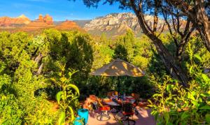 une table et des chaises sous un parasol dans le grand canyon dans l'établissement Best Casita in Sedona with Breathtaking Views, No Filters, Just Nature, à Sedona