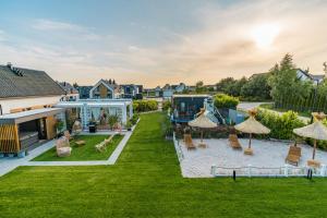 加茨比亚格拉Apartamenty Biała Perła, sauna, jacuzzi, rowery的房屋后院的空中景观