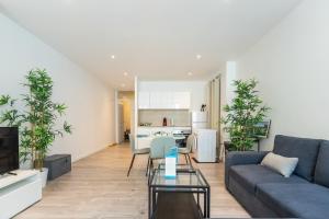 una sala de estar con un sofá y una mesa en L'Olivier, en La Ciotat