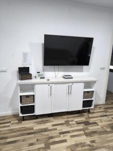 Televízia a/alebo spoločenská miestnosť v ubytovaní La Burbuja