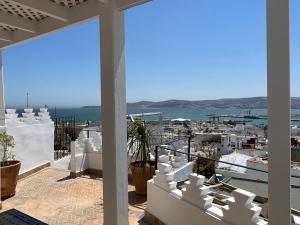 Una vista del océano desde el balcón de una casa. en Dar Sharqi, Authentic Riad with Panoramic Sea View in Tangier, en Tánger