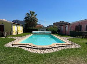 basen w ogrodzie domu w obiekcie Casa vacanza Sardegna viddalba w mieście Villavecchia