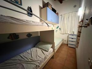 mały pokój z dwoma łóżkami piętrowymi w obiekcie Casa vacanza Sardegna viddalba w mieście Villavecchia