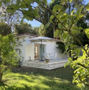 Taman di luar Maison Dépendance - Mas Des Catalanes