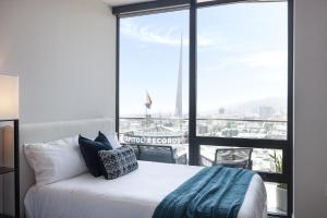 ロサンゼルスにあるHollywood Heights - High-Rise with Panoramic Viewsの白いベッドと大きな窓のある寝室 +37枚の写真