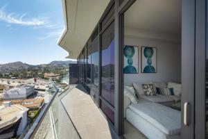ロサンゼルスにあるHollywood Heights - High-Rise with Panoramic Viewsのリビングルーム(ソファ付)、バルコニー