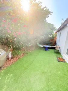 un cortile con un'amaca e una panchina sul prato di Séjour idéal à Marseille - entre mer, soleil et confort a Marsiglia