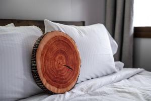 Ένα ή περισσότερα κρεβάτια σε δωμάτιο στο Lumberjill Room 15 Two Queen Beds +15 φωτογραφίες