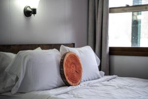 Ένα ή περισσότερα κρεβάτια σε δωμάτιο στο Lumberjill Room 15 Two Queen Beds