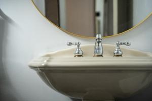 Ένα μπάνιο στο Lumberjill Room 15 Two Queen Beds