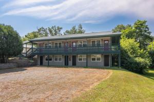 ein großes Haus mit Balkon und Garten in der Unterkunft LumberJill Lodge 14 Two Cozy Queen beds in Balsam Lake