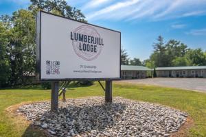 ein Schild für Aoundral College vor einem Gebäude in der Unterkunft LumberJill Lodge 14 Two Cozy Queen beds in Balsam Lake